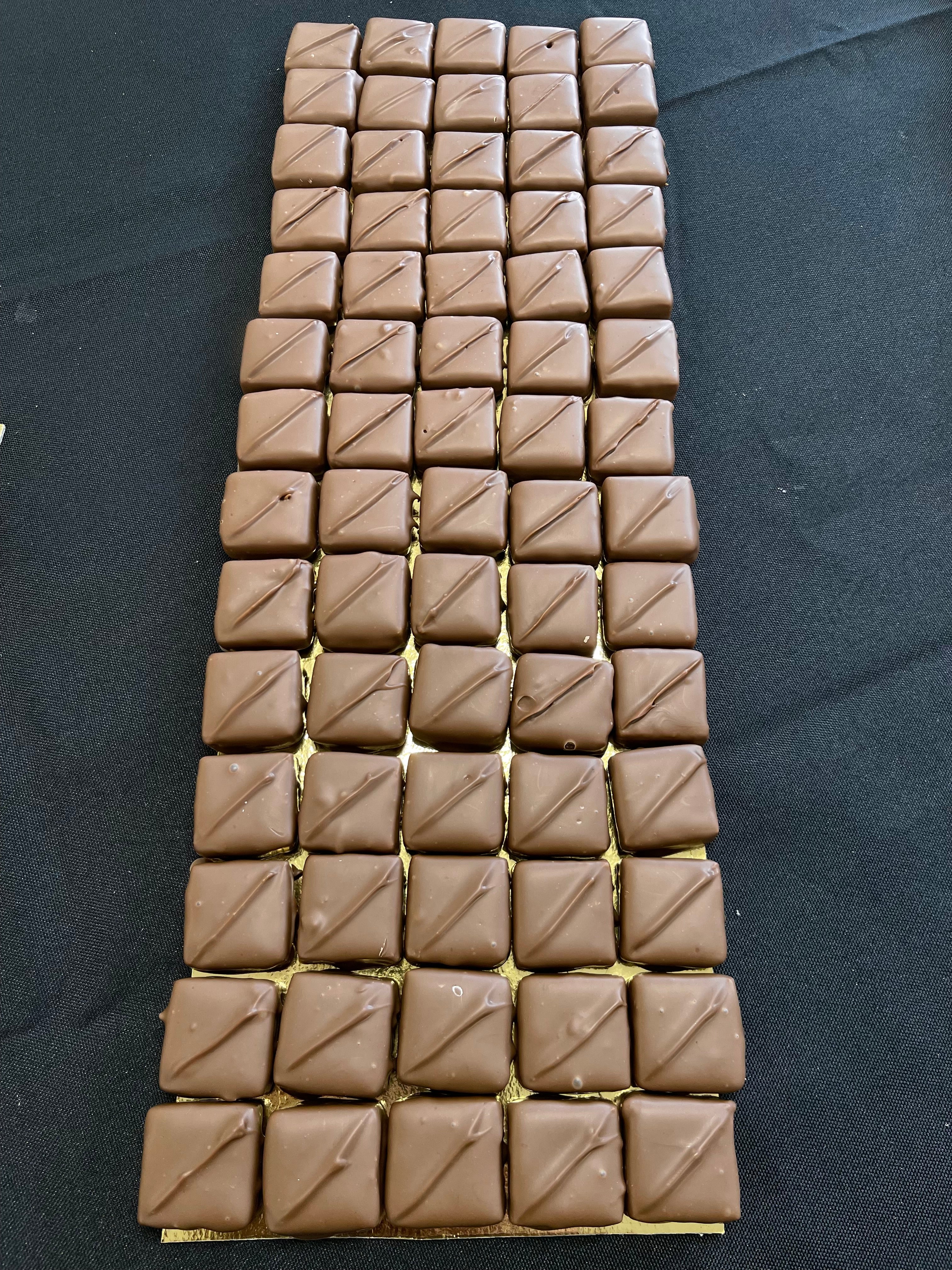 Bonbon chocolat lait praliné amandes mais
